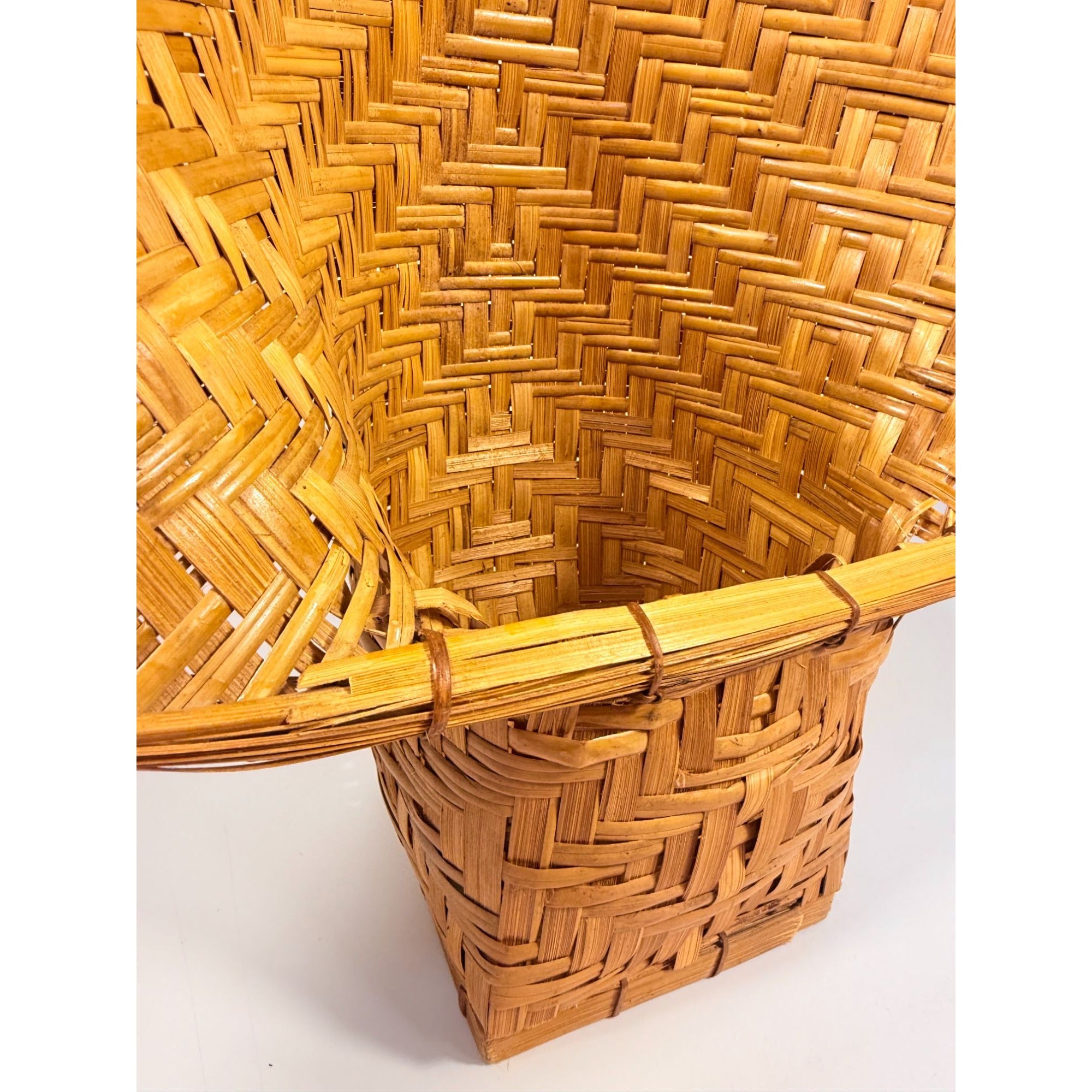 Wicker Rattan Basket Planter Pot Fan Back Spade Hand Woven Retro Boho Mid Century Home Porch Bathroom Decor Decorative Accents