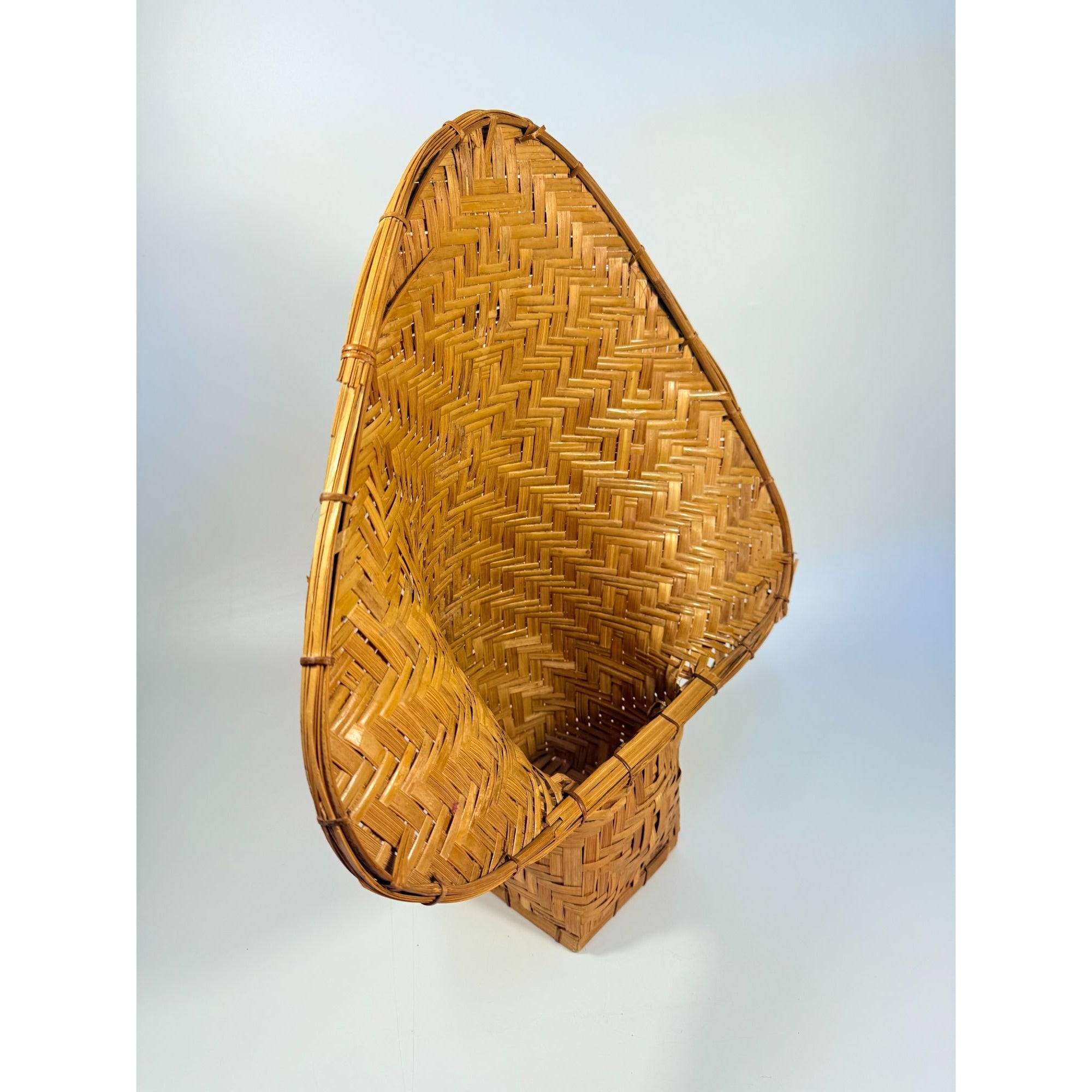 Wicker Rattan Basket Planter Pot Fan Back Spade Hand Woven Retro Boho Mid Century Home Porch Bathroom Decor Decorative Accents