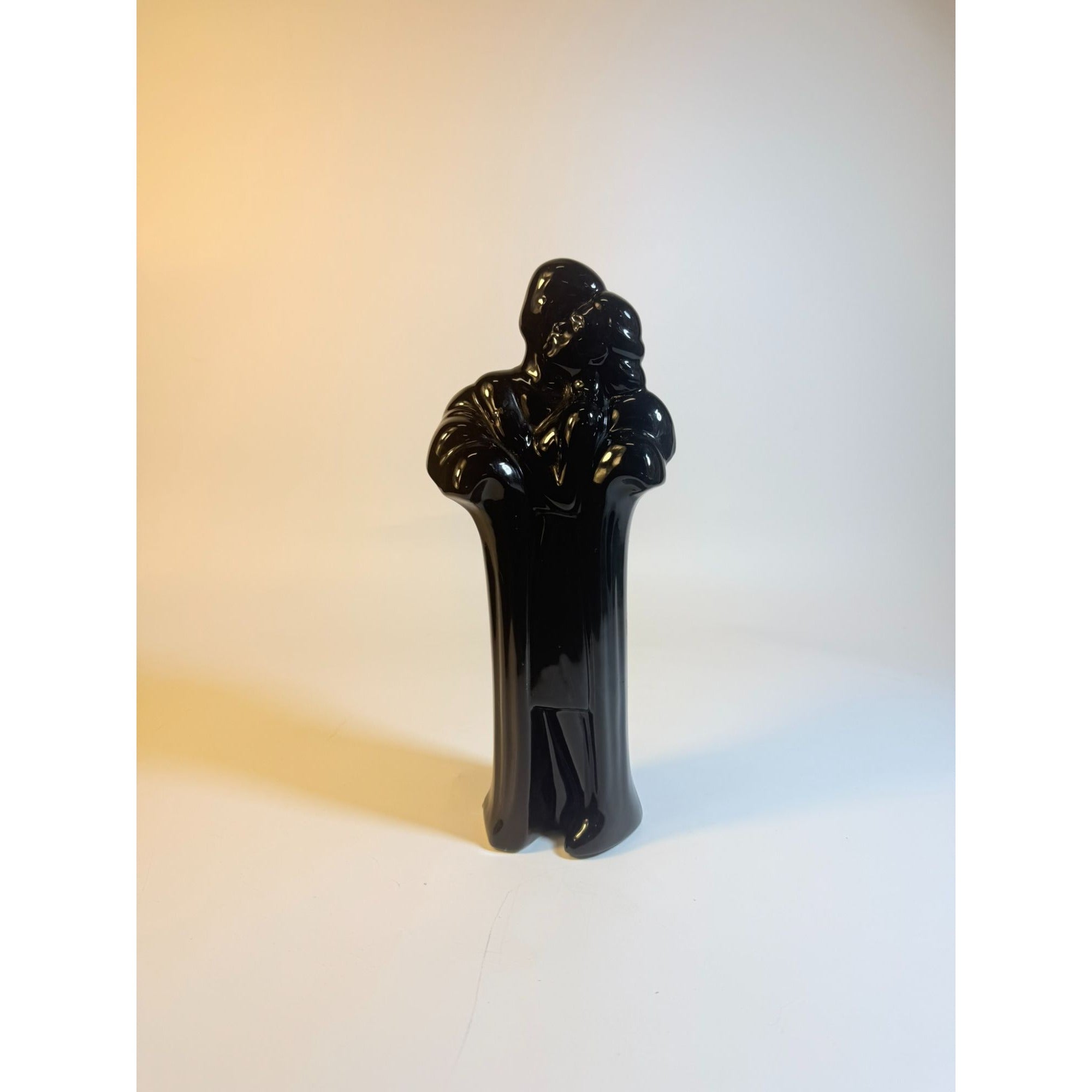 Art Deco Sculpture Statue Glossy Black Ceramic Couple Embracing Romance Figurine Miami VIce 80s retro Shelf Home Decor Decorative Accents