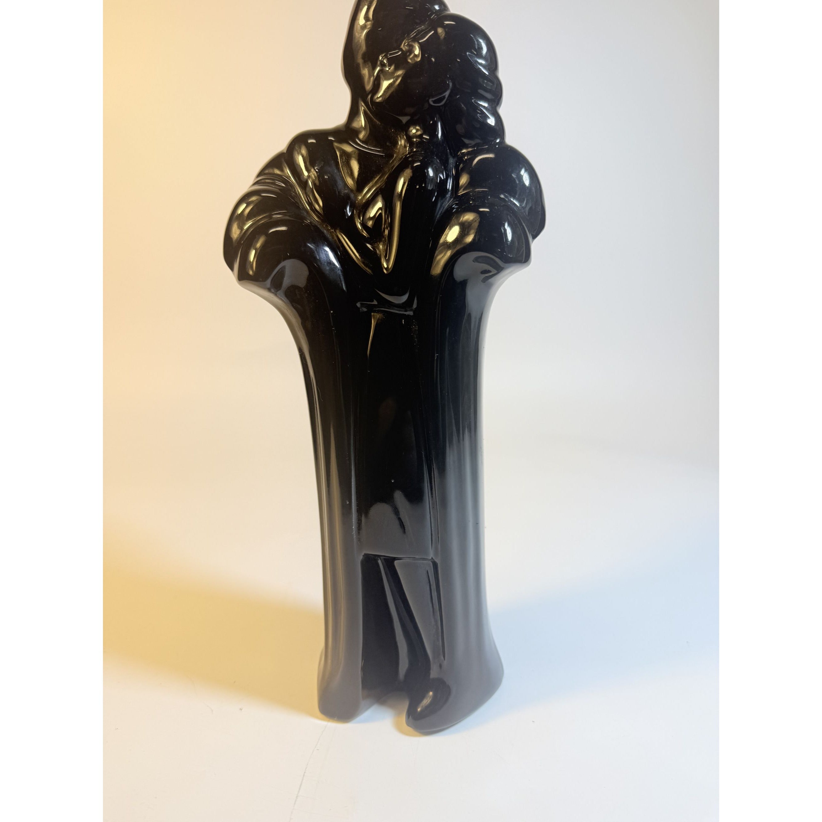 Art Deco Sculpture Statue Glossy Black Ceramic Couple Embracing Romance Figurine Miami VIce 80s retro Shelf Home Decor Decorative Accents
