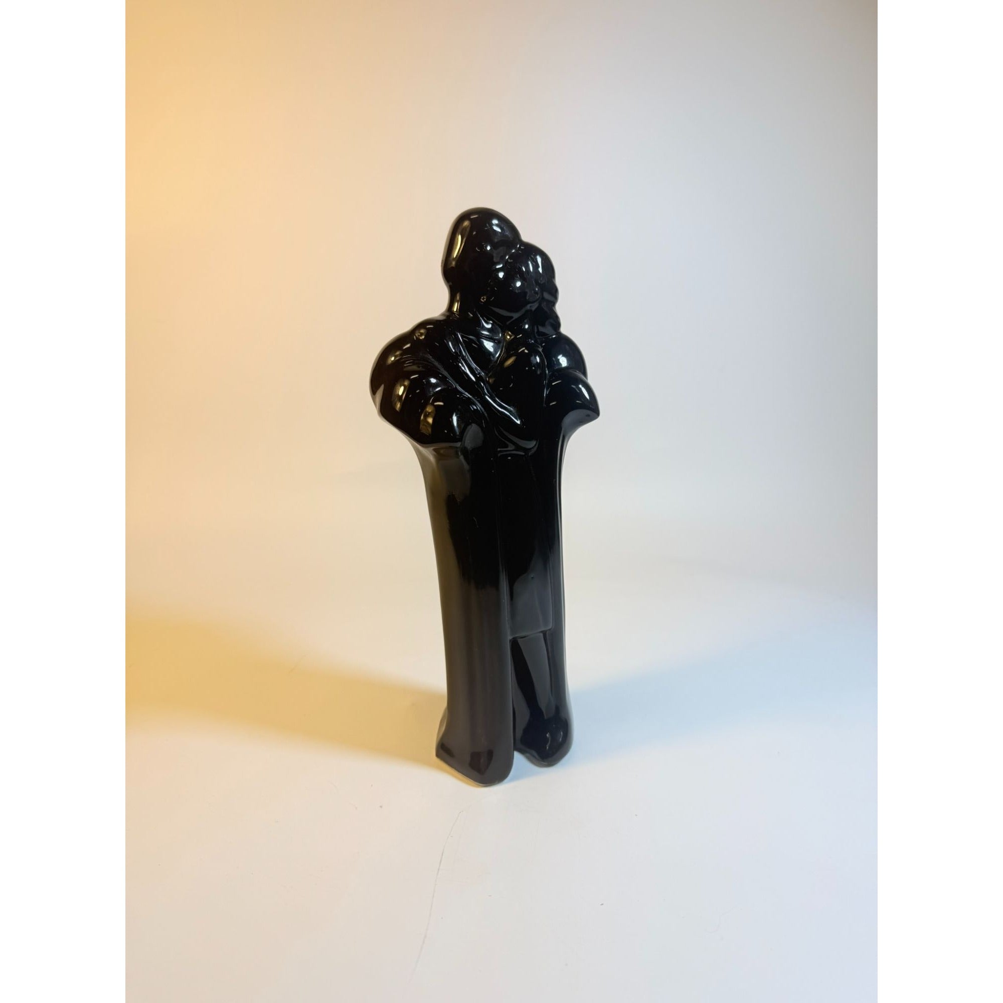 Art Deco Sculpture Statue Glossy Black Ceramic Couple Embracing Romance Figurine Miami VIce 80s retro Shelf Home Decor Decorative Accents