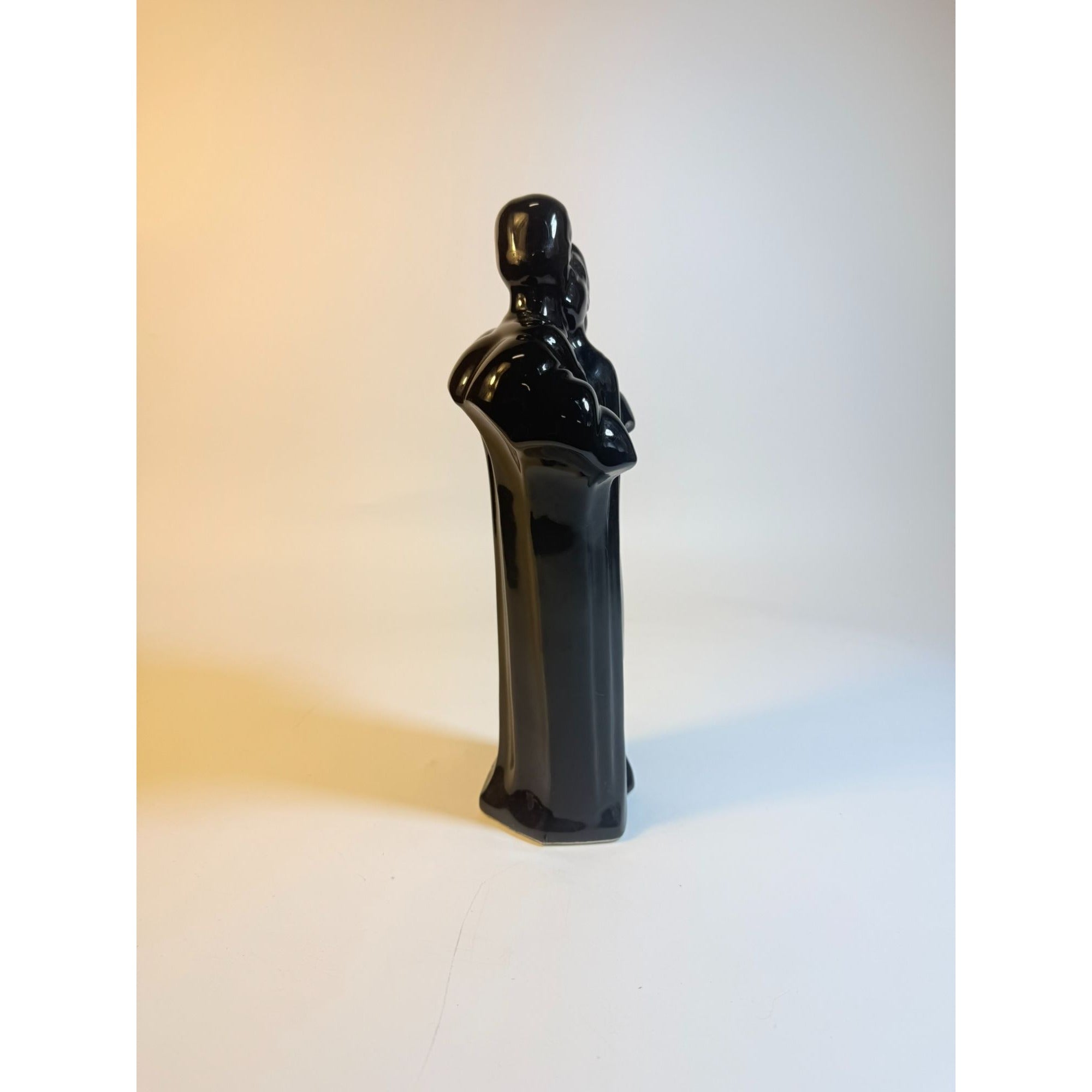 Art Deco Sculpture Statue Glossy Black Ceramic Couple Embracing Romance Figurine Miami VIce 80s retro Shelf Home Decor Decorative Accents