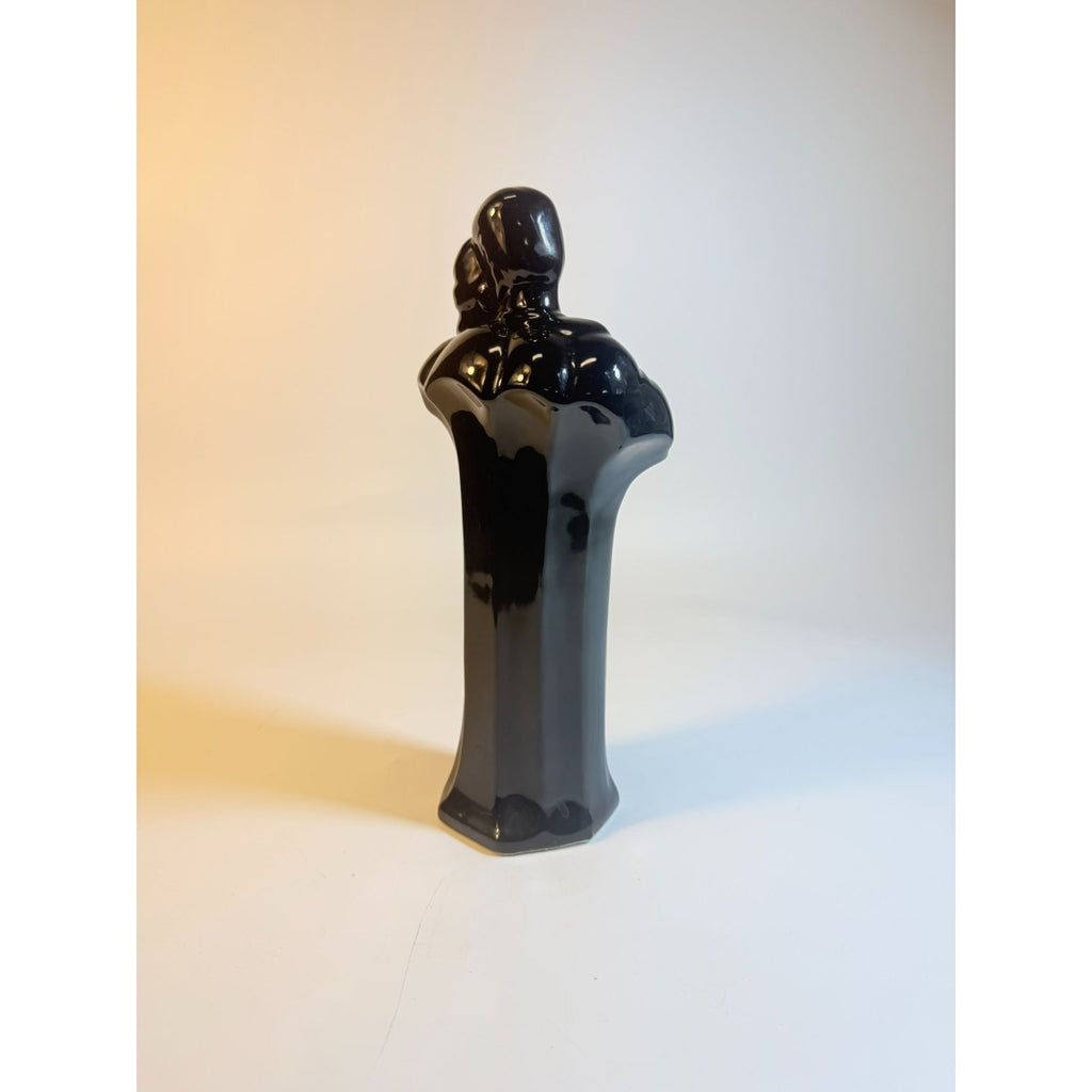 Art Deco Sculpture Statue Glossy Black Ceramic Couple Embracing Romance Figurine Miami VIce 80s retro Shelf Home Decor Decorative Accents