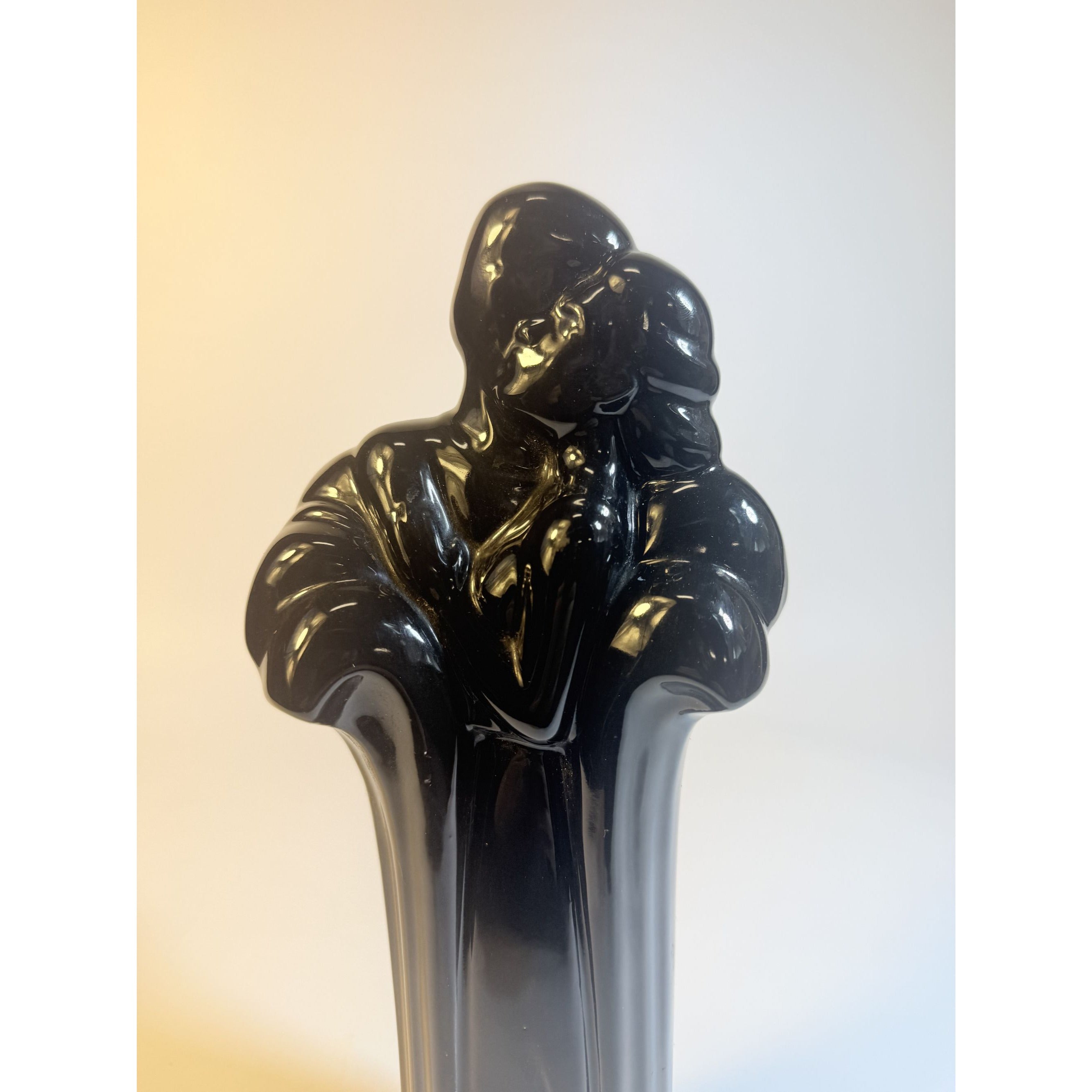 Art Deco Sculpture Statue Glossy Black Ceramic Couple Embracing Romance Figurine Miami VIce 80s retro Shelf Home Decor Decorative Accents