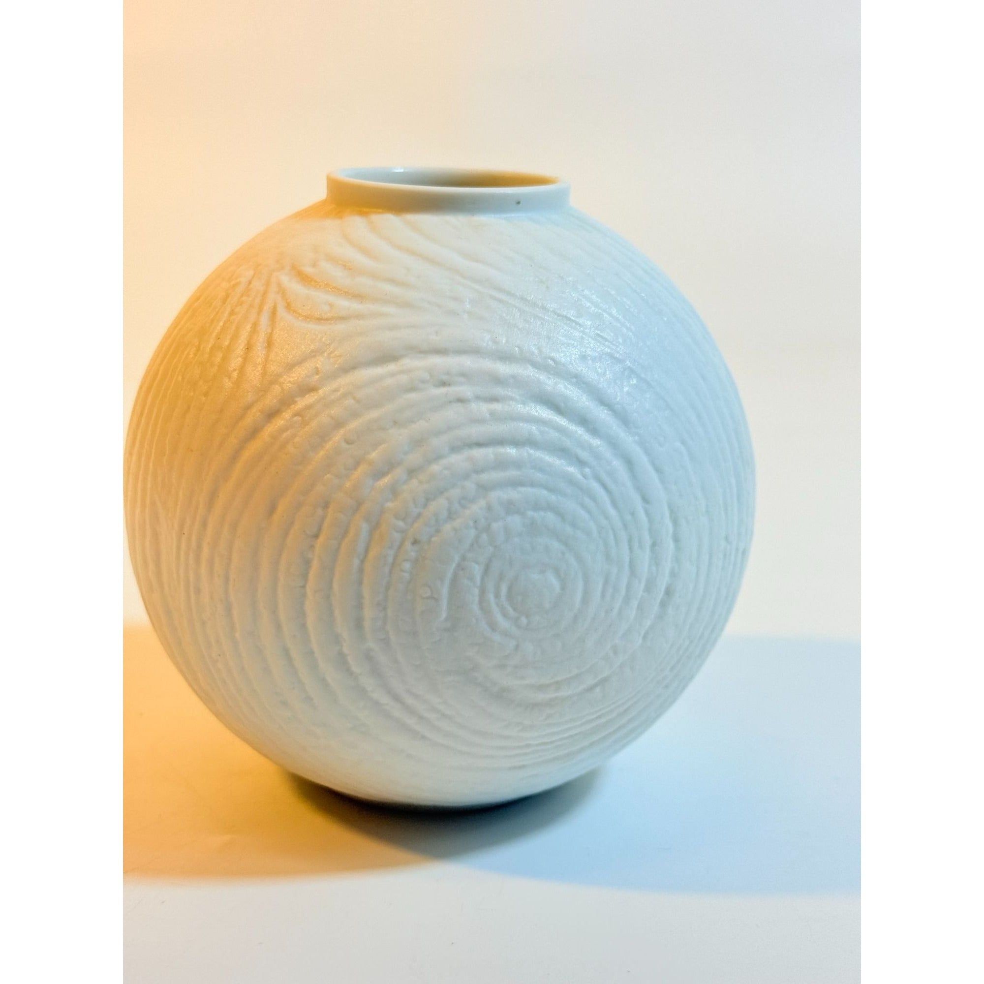 Vase Rosenthal Studio Line Martin Freyer Op Art Modernist Matte white bisque porcelain Swirl Globular Designer Mid Century Modern Vintage