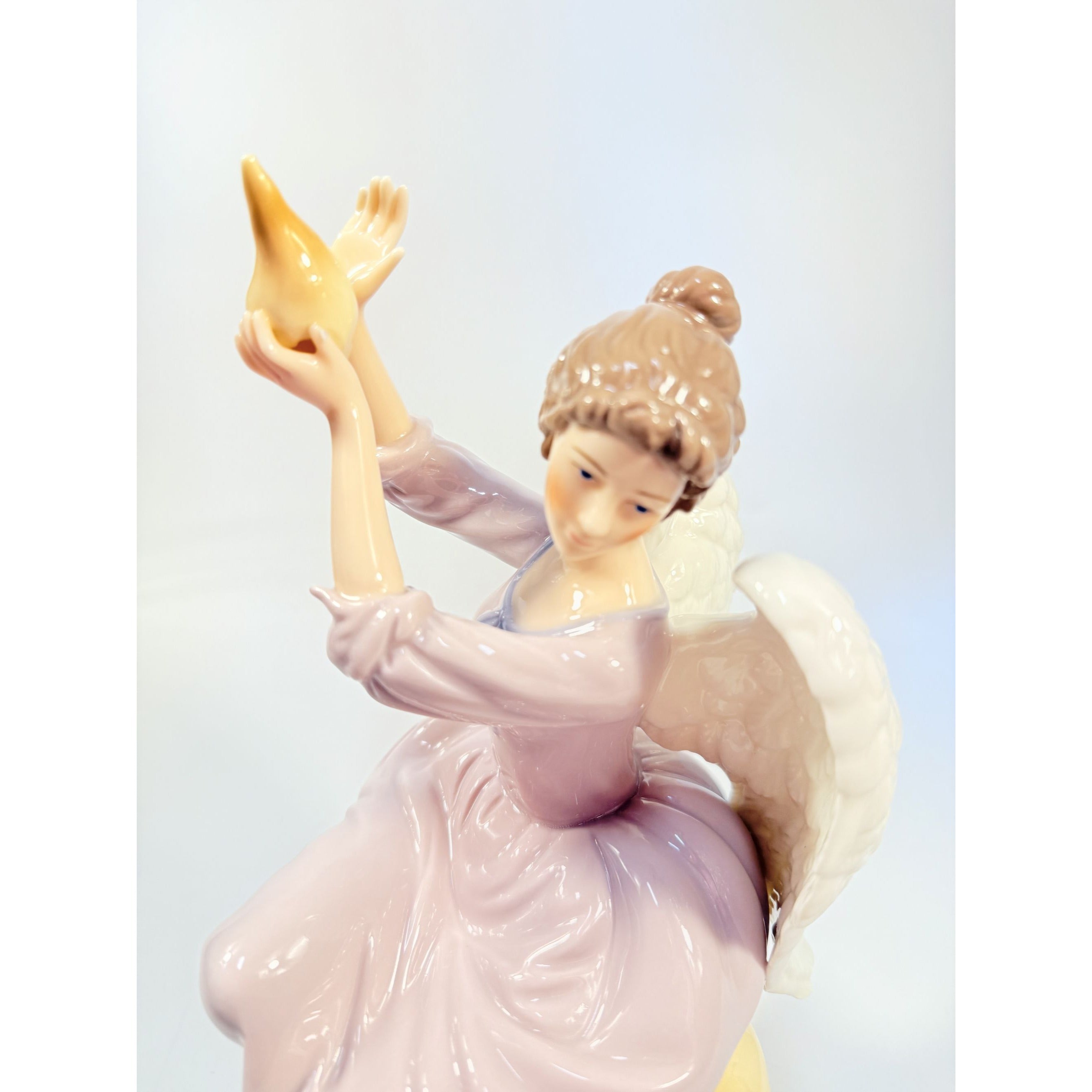 Porcelain Angel Christmas Figurine Sitting Conch Seashell Sculpture Grandeur Noel O'Well Home Decorative Accents Holiday Decor Collector