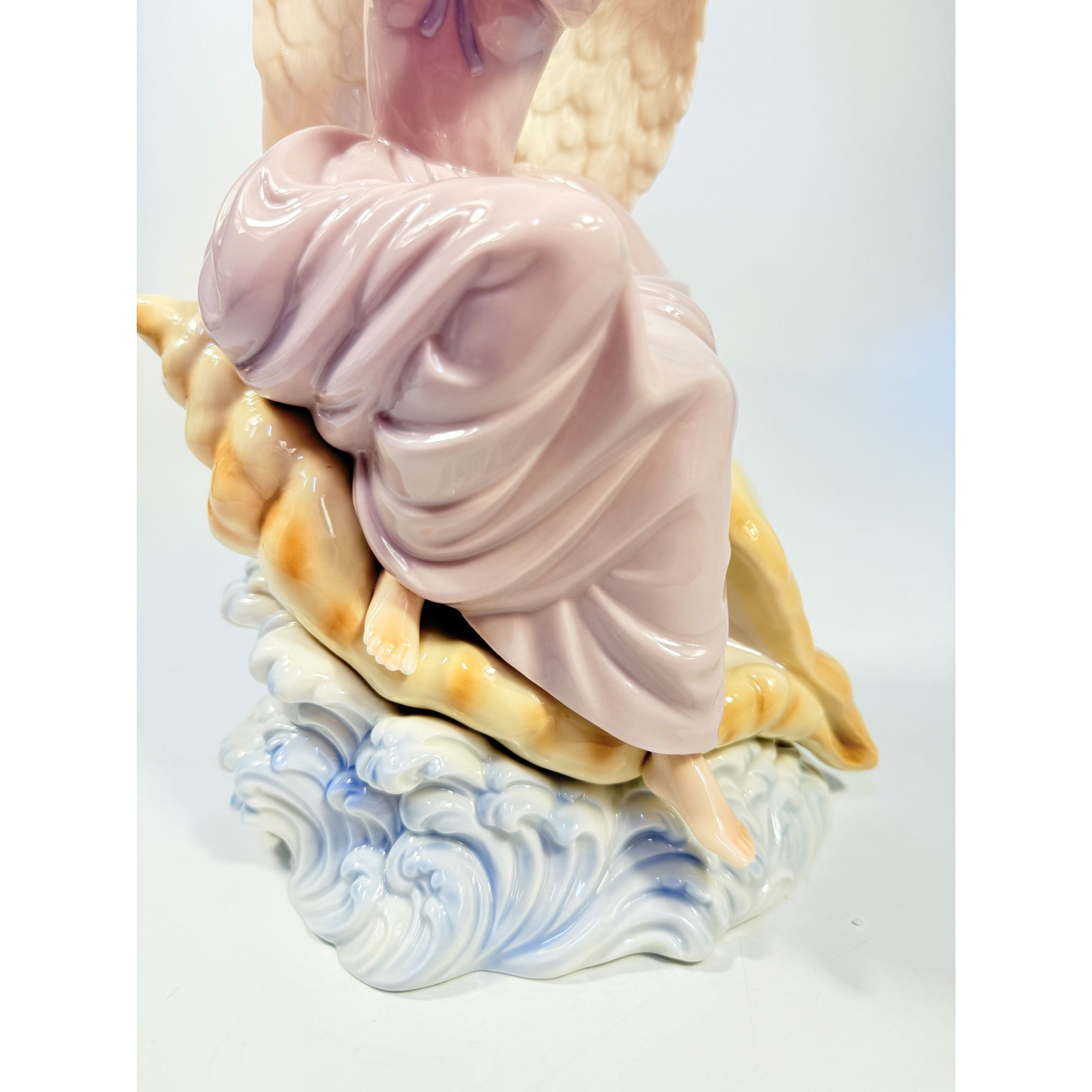 Porcelain Angel Christmas Figurine Sitting Conch Seashell Sculpture Grandeur Noel O'Well Home Decorative Accents Holiday Decor Collector