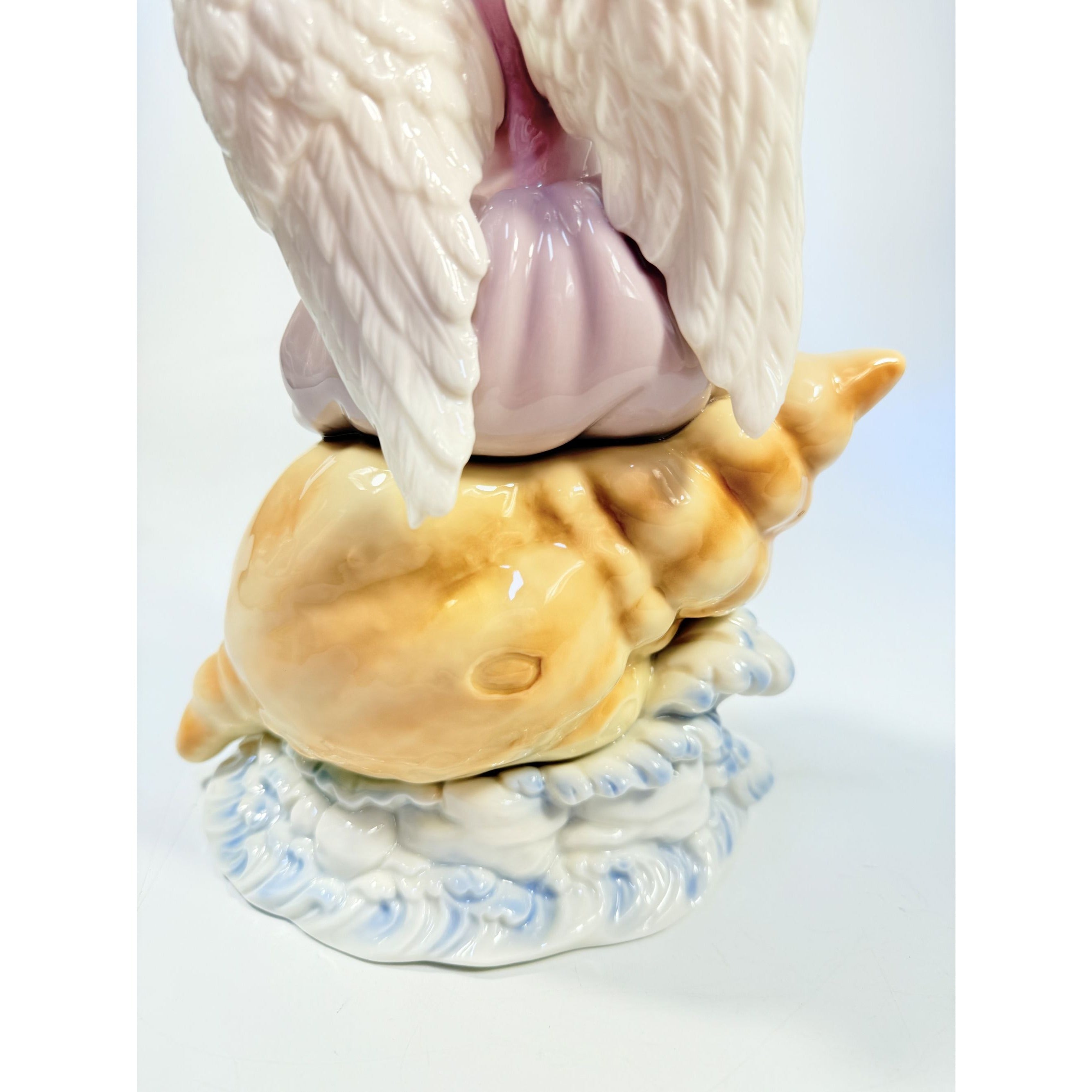 Porcelain Angel Christmas Figurine Sitting Conch Seashell Sculpture Grandeur Noel O'Well Home Decorative Accents Holiday Decor Collector