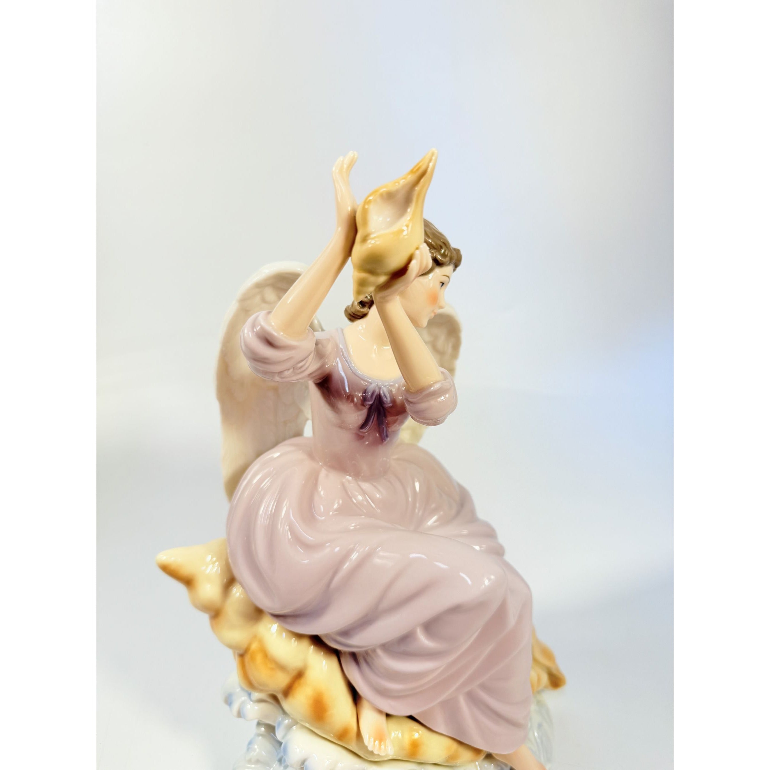 Porcelain Angel Christmas Figurine Sitting Conch Seashell Sculpture Grandeur Noel O'Well Home Decorative Accents Holiday Decor Collector
