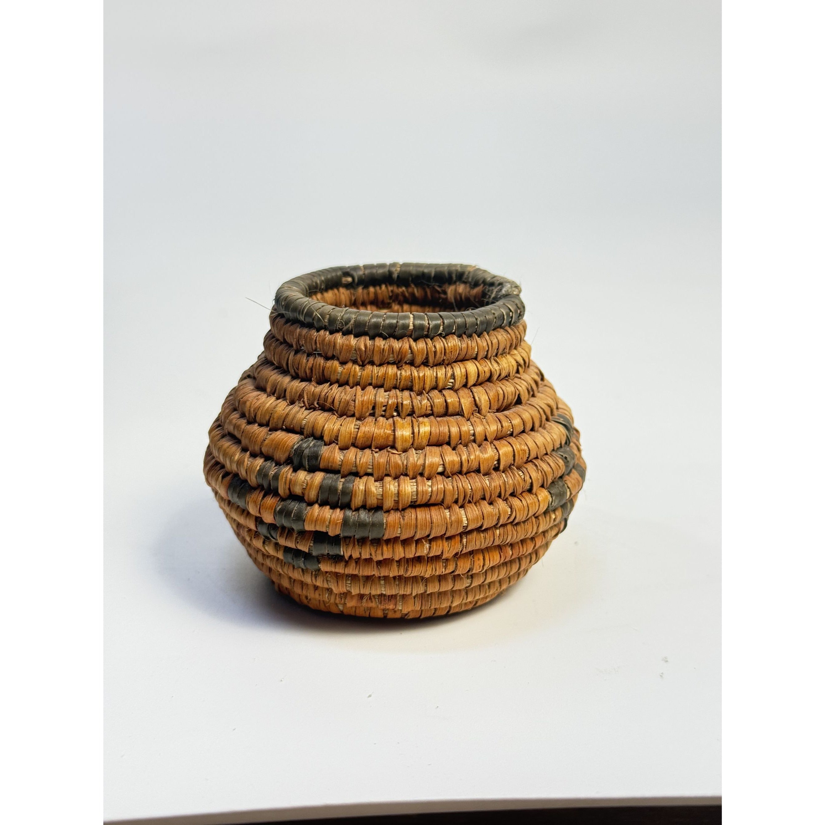 Native American Woven Basket Mini Handmade Vintage Southwestern Art Indian Historical Craft Southwest Aboriginal Shelf Home Decor Decorative